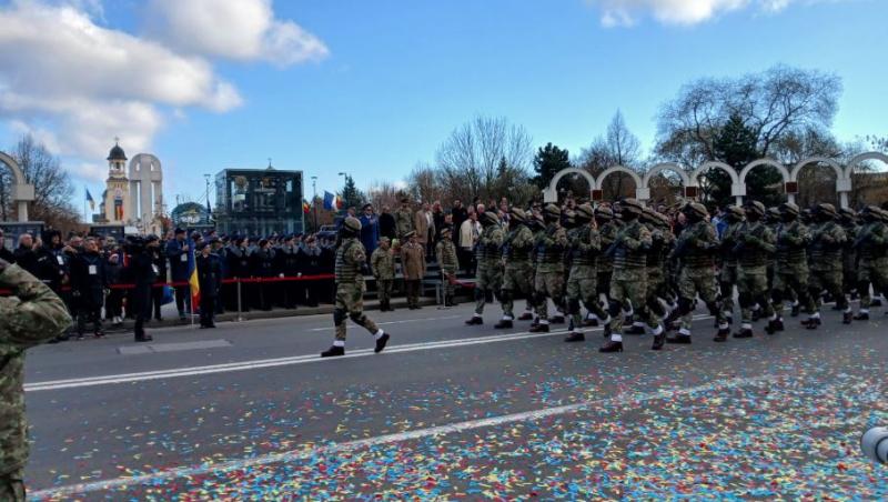 20.000 de oameni la parada de Ziua Naţională din "Oraşul Unirii", mai puţini faţă de 2023. Masa populară nu a mai fost organizată