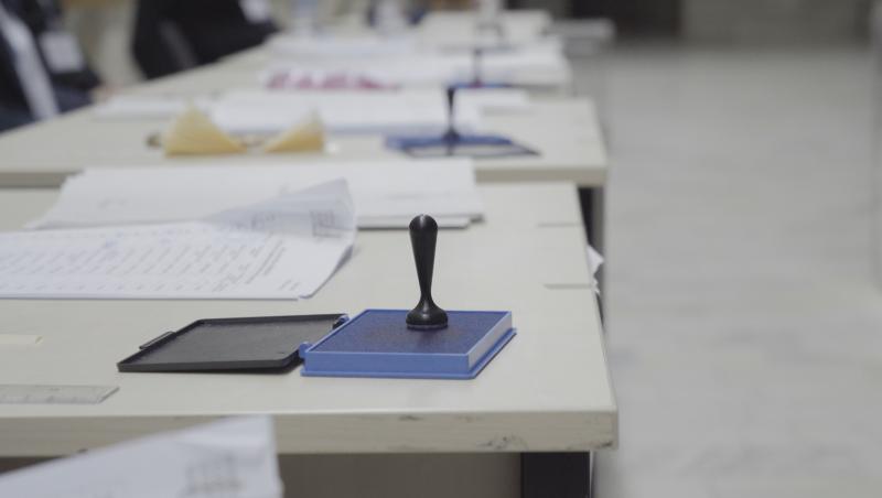 Un bărbat a mers la vot doar ca să facă bucăţi buletinele, într-o secţie din Alba. Ce va păţi pentru că le-a sfâşiat