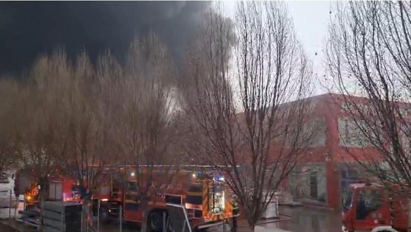 Incendiu puternic în Craiova la un depozit de materiale de construcţii. A fost emis mesaj Ro-Alert