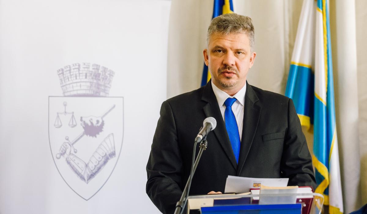 Cum se apără primarul Soos Zoltan, acuzat că a primit mită tablouri de 200.000€ şi 30.000 de lei