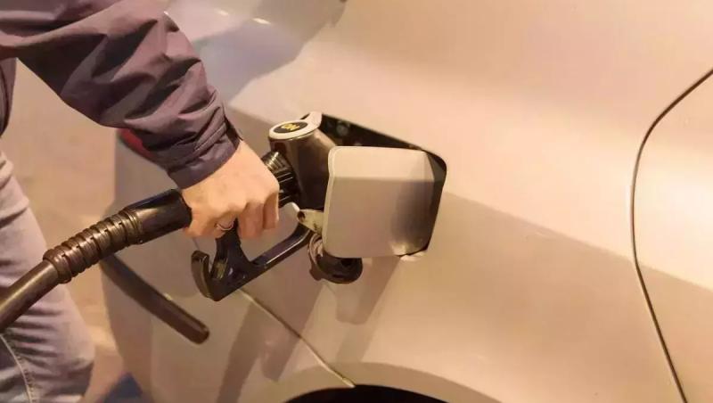 Care sunt preţurile la carburanţi astăzi, 11 decembrie 2024. Preţul la motorină standard a scăzut cu 4 bani pe litru