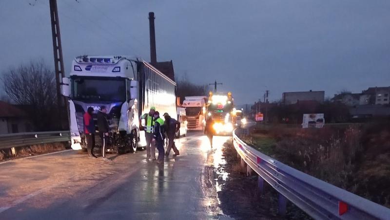 Şofer mort într-o maşină făcută praf, după un accident cu un TIR şi o camionetă. Tragedie la Margina, în Timiş