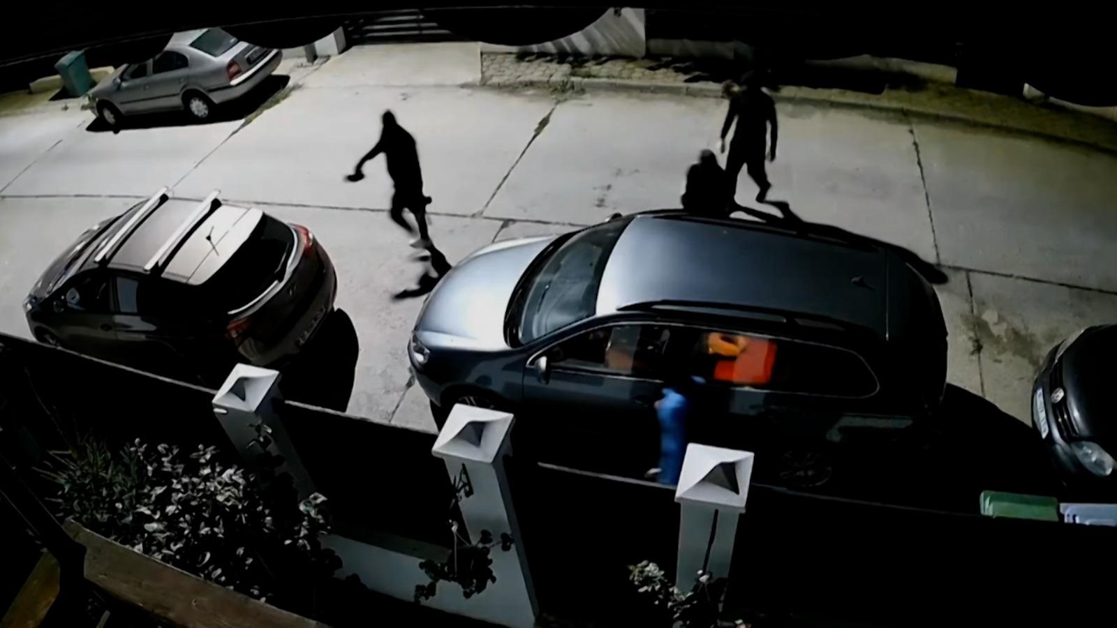 O localitate de lux este terorizată de hoţi. Fură de faţă cu poliţia, iar proprietarii se tem să mai plece în vacanţă