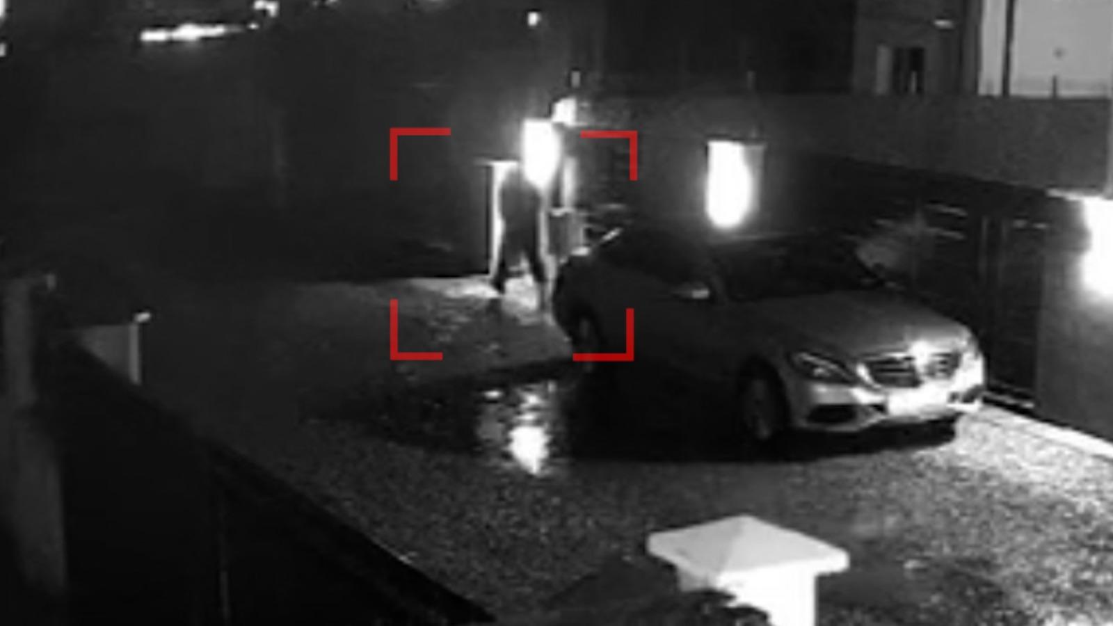 O localitate de lux este terorizată de hoţi. Fură de faţă cu poliţia, iar proprietarii se tem să mai plece în vacanţă