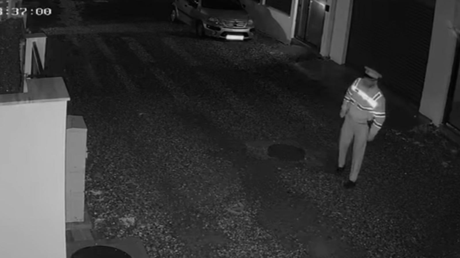 O localitate de lux este terorizată de hoţi. Fură de faţă cu poliţia, iar proprietarii se tem să mai plece în vacanţă