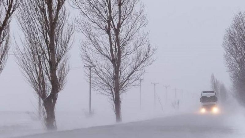 Cod galben de vreme severă în mai multe judeţe. Ceaţă densă pe mai multe drumuri din ţară; cum se circulă pe A1, A2, A3 şi DN 1 Ploiești - Brașov