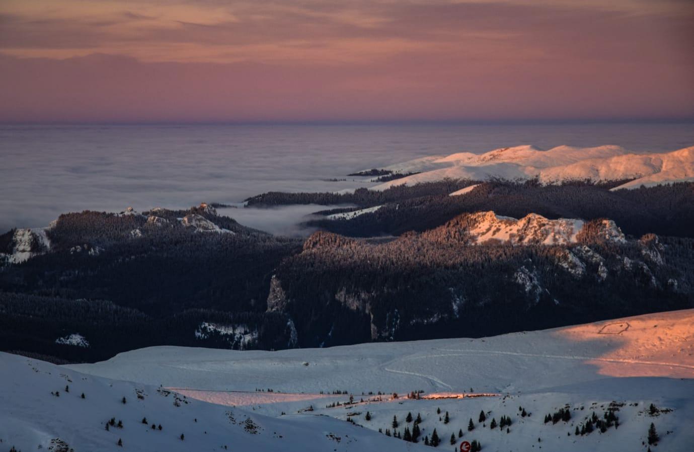 Staţiunea denumită "St. Moritz de România". Turiştii care practică sporturi de iarnă au dat năvală pe pârtii