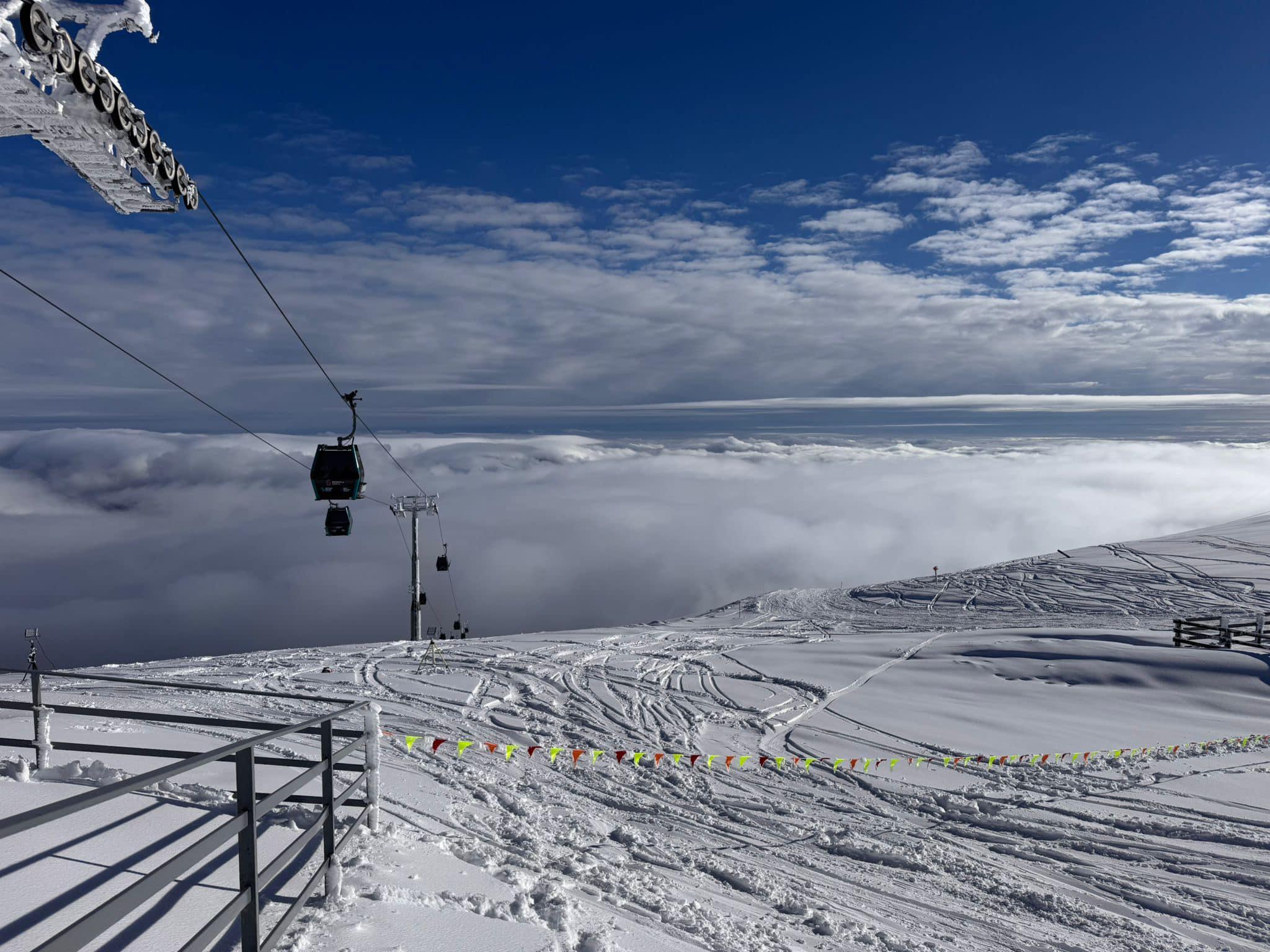 Staţiunea denumită "St. Moritz de România". Turiştii care practică sporturi de iarnă au dat năvală pe pârtii