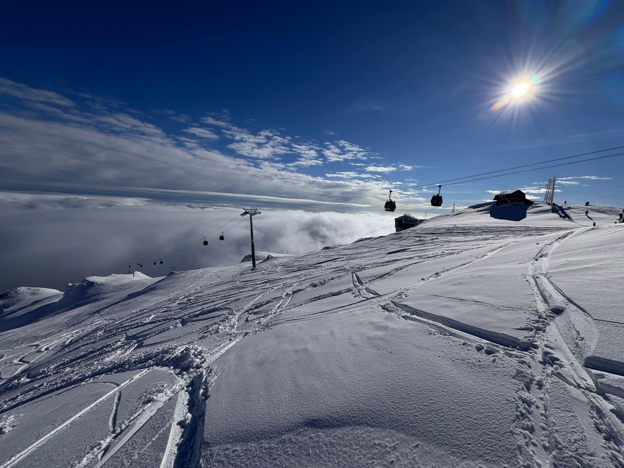 Staţiunea denumită "St. Moritz de România". Turiştii care practică sporturi de iarnă au dat năvală pe pârtii