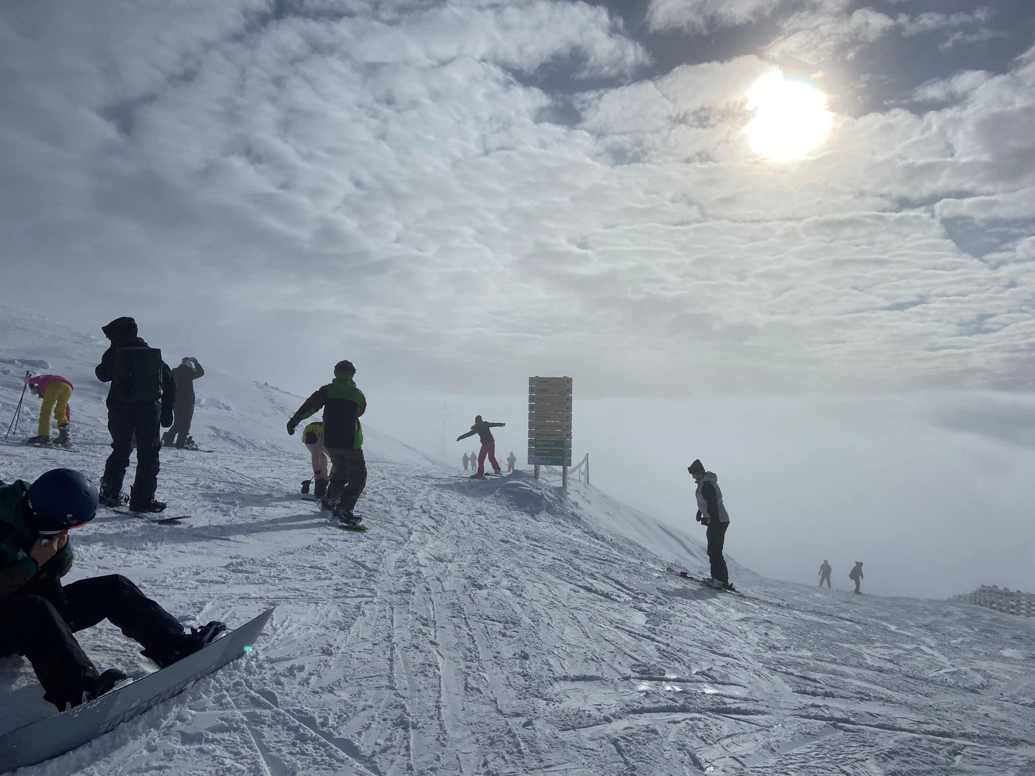 Staţiunea denumită "St. Moritz de România". Turiştii care practică sporturi de iarnă au dat năvală pe pârtii