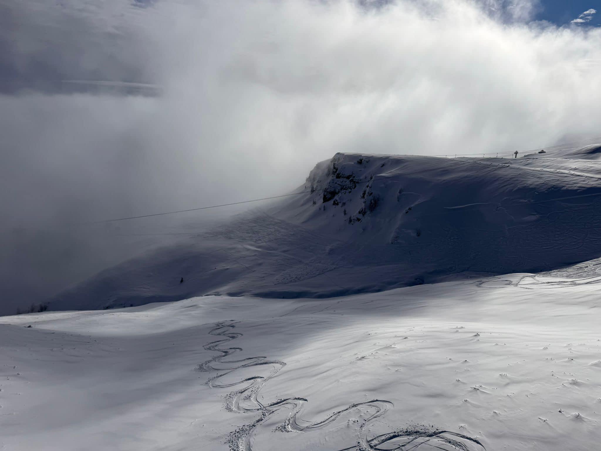 Staţiunea denumită "St. Moritz de România". Turiştii care practică sporturi de iarnă au dat năvală pe pârtii