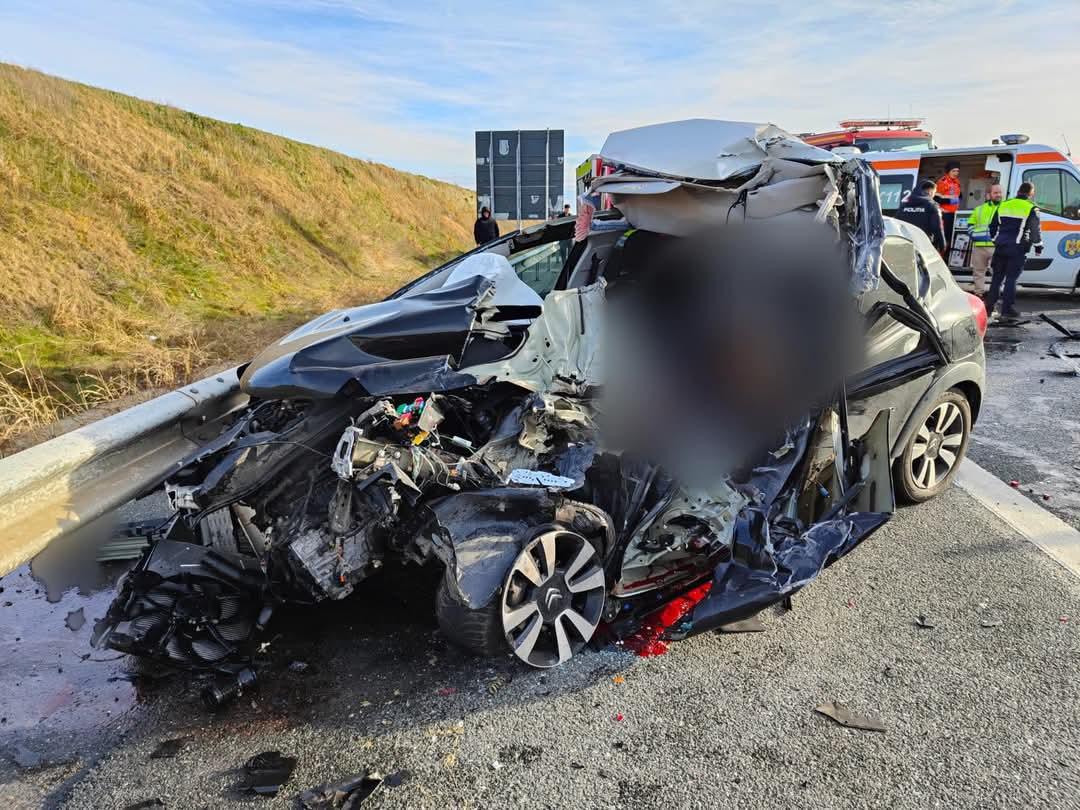 Accident grav pe Autostrada Soarelui. O femeie a murit după ce a intrat cu maşina într-o autoutilitară