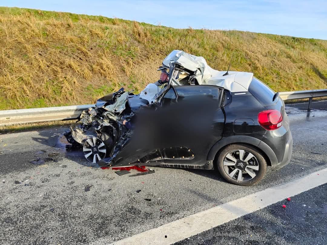 Accident grav pe Autostrada Soarelui. O femeie a murit după ce a intrat cu maşina într-o autoutilitară