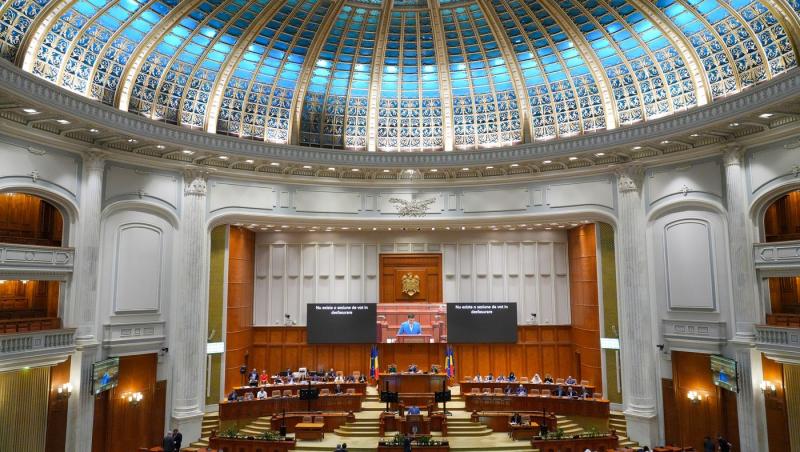 Soluţia găsită de politicieni pentru a aduce bani la buget. Noul Parlament ar putea avea mai puţine comisii