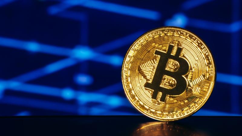 Bitcoin a depășit 106.000 dolari. Cum explică experţii creşterea fulminantă a criptomonedei: "Teama de a pierde împinge prețurile"