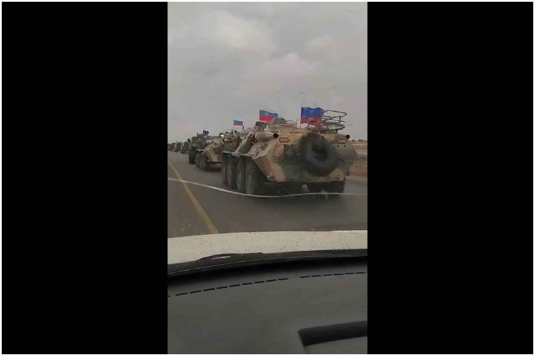 Rusia a retras cel puțin 400 de soldați din Damasc. Imagini cu un convoi rusesc uriaş traversând Siria