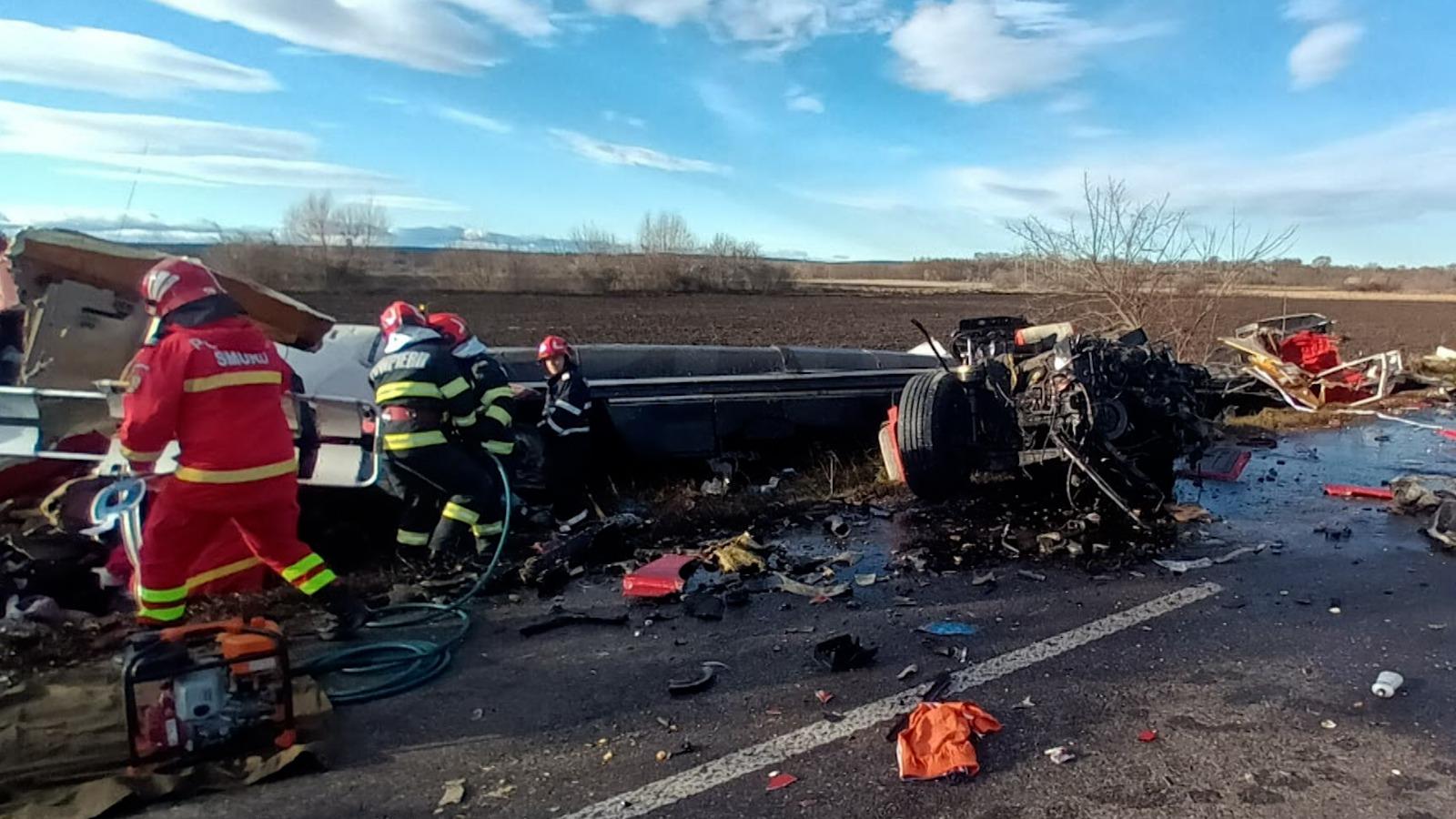 Filmul tragediei cu două TIR-uri zdrobite pe Drumul Morţii E85, la Secuieni. Unul dintre şoferi a fost aruncat din cabină după impactul frontal devastator