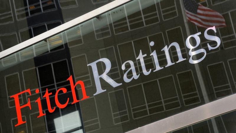 Fitch a revizuit la negativă perspectiva ratingului României, din cauza "incertitudinii politice"