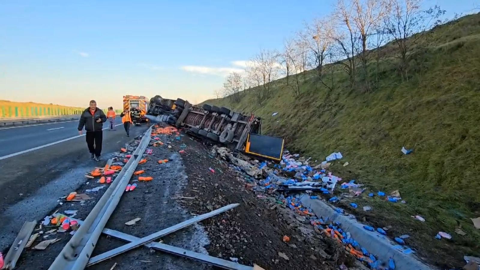 Un TIR încărcat cu 2.000 de litri de detergent lichid s-a răsturnat pe Autostrada A2. Garda de Mediu a fost sesizată