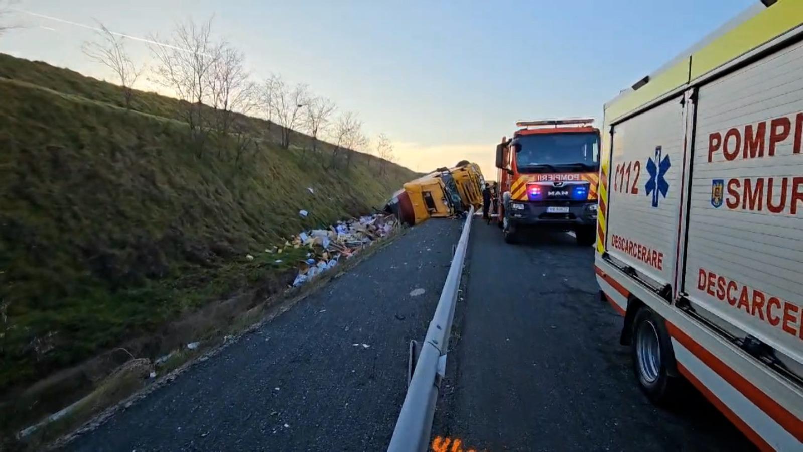 Un TIR încărcat cu 2.000 de litri de detergent lichid s-a răsturnat pe Autostrada A2. Garda de Mediu a fost sesizată