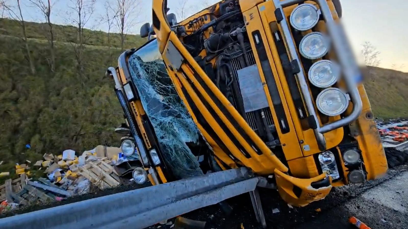 Un TIR încărcat cu 2.000 de litri de detergent lichid s-a răsturnat pe Autostrada A2. Garda de Mediu a fost sesizată