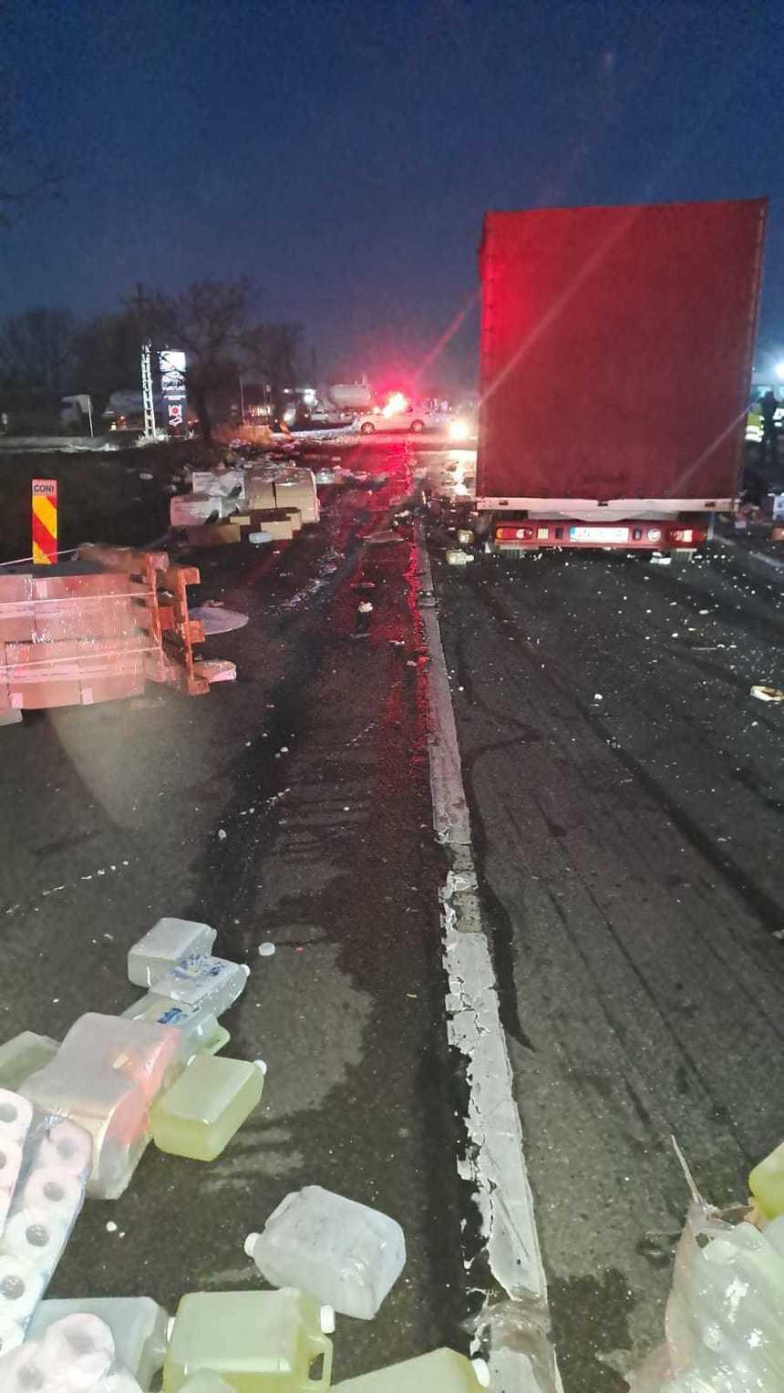 Dezastru în Buzău după ce un camion s-a răsturnat, a lovit o maşină, apoi a intrat într-un restaurant. Şoferul a fost rănit