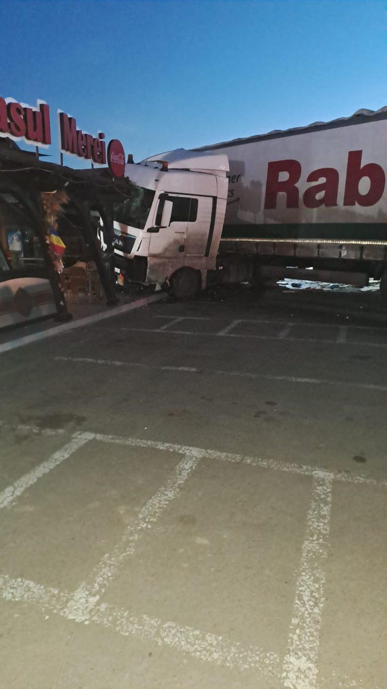 Dezastru în Buzău după ce un camion s-a răsturnat, a lovit o maşină, apoi a intrat într-un restaurant. Şoferul a fost rănit