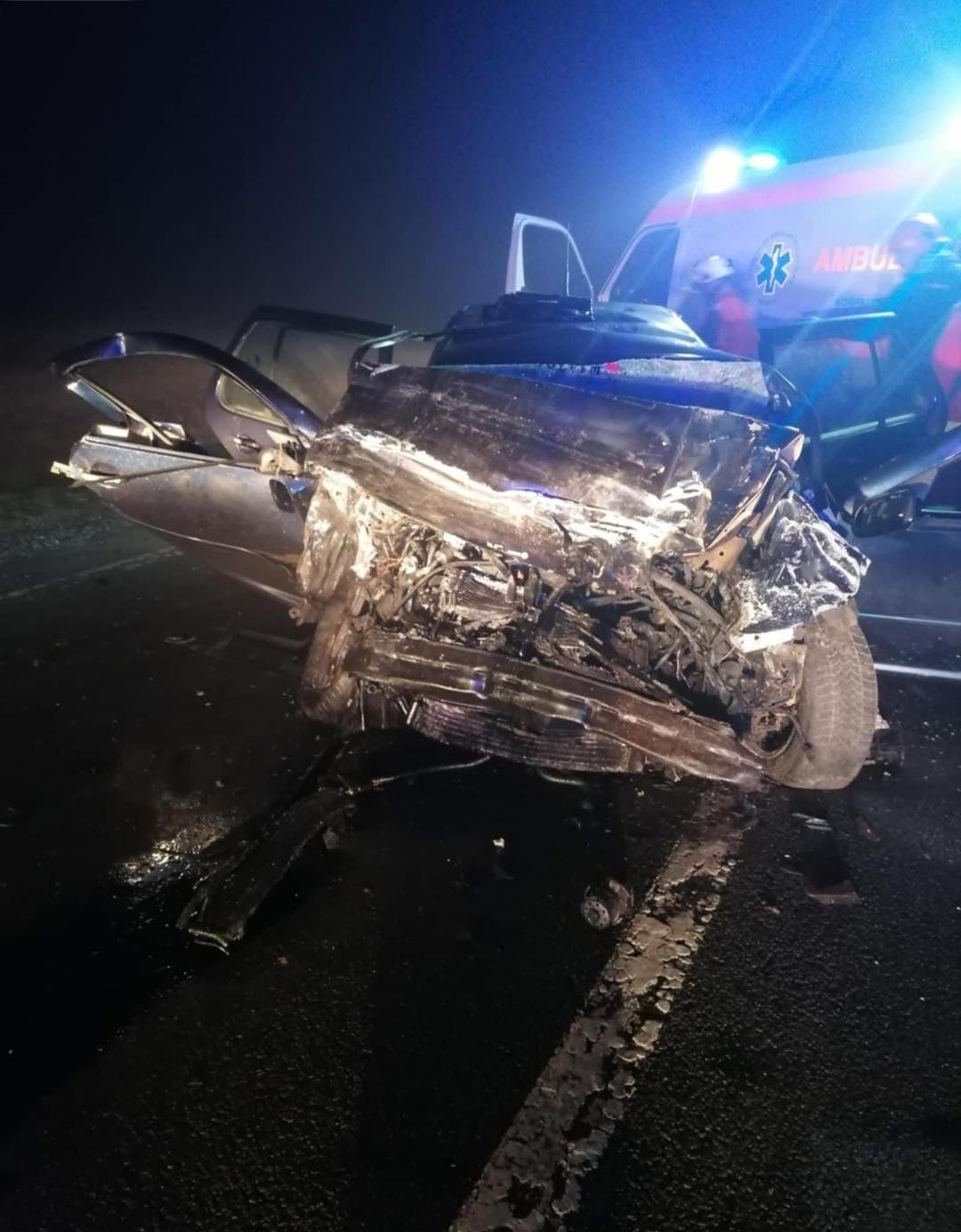 Trei tineri morți, azi noapte, într-un accident înfiorător pe un drum din Brașov. Mașina lor a fost zdrobită de TIR pe DN 13, la Buneşti