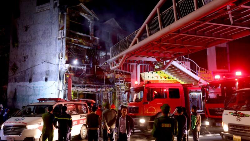 Bar de karaoke, distrus din temelii de un incendiu uriaş. 11 oameni au murit arşi de vii, după ce un bărbat ar fi dat foc localului. Tragedie în Vietnam