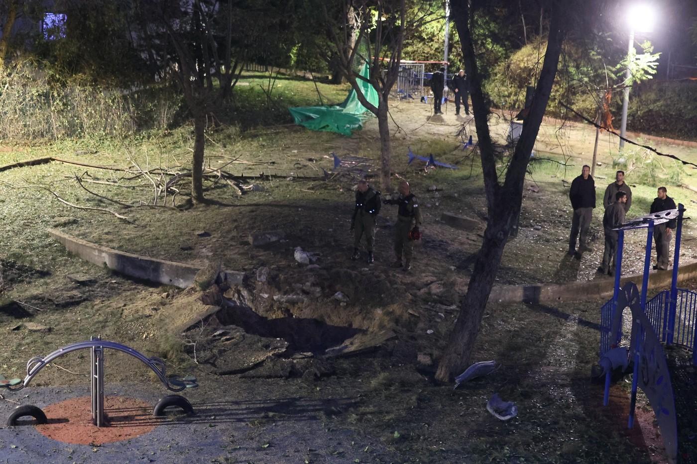 IDF anunță că o rachetă trasă din Yemen a căzut în apropiere de Tel Aviv. 14 persoane au fost rănite