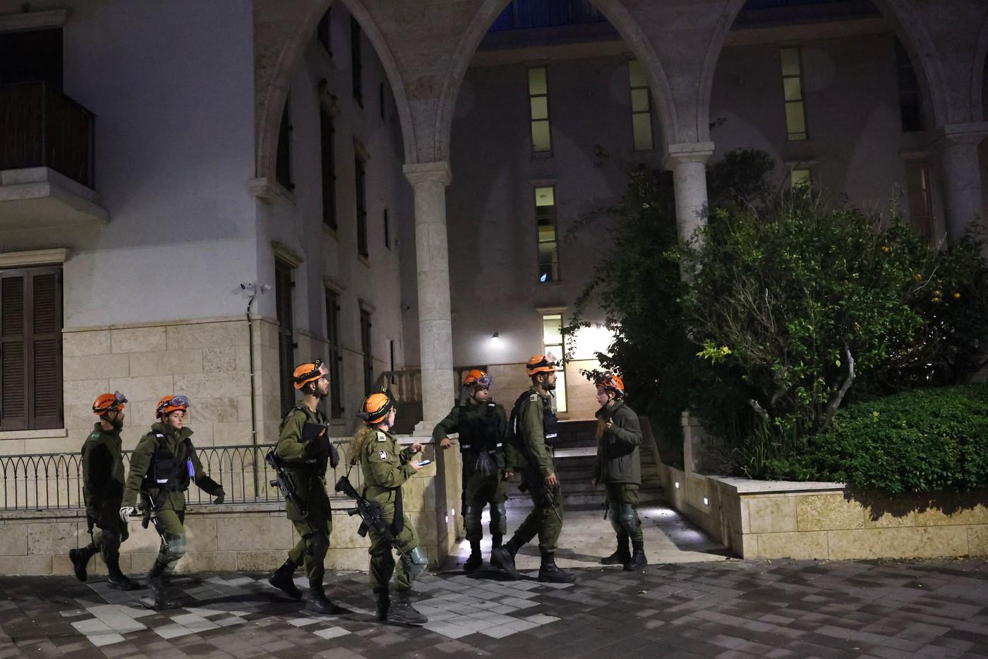 IDF anunță că o rachetă trasă din Yemen a căzut în apropiere de Tel Aviv. 14 persoane au fost rănite