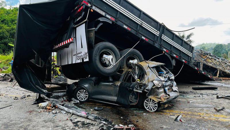 Carnagiu pe o şosea din Brazilia. Peste 30 de morţi, după ce un autocar plin cu pasageri s-a răsturnat, apoi a luat foc