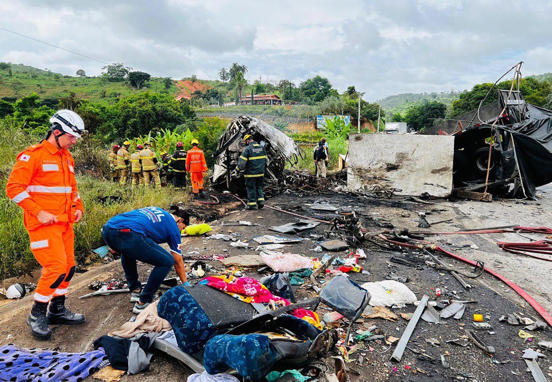 Carnagiu pe o şosea din Brazilia, după ce unui autocar i-a explodat o roată şi a lovit un camion. 22 de pasageri au murit