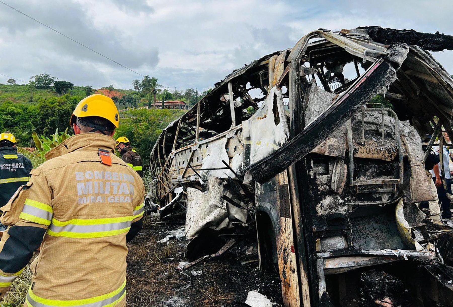 Carnagiu pe o şosea din Brazilia. Peste 30 de morţi, după ce un autocar plin cu pasageri s-a răsturnat, apoi a luat foc