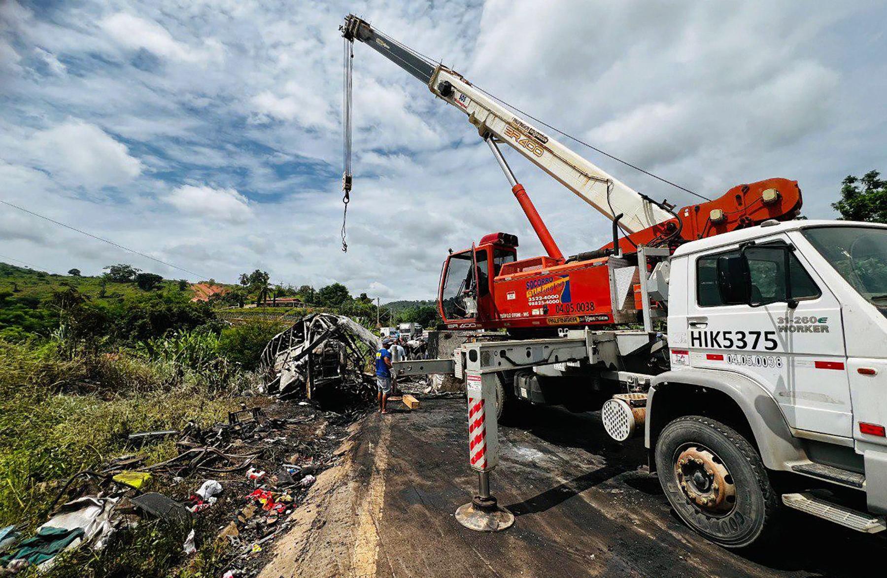 Carnagiu pe o şosea din Brazilia. Peste 30 de morţi, după ce un autocar plin cu pasageri s-a răsturnat, apoi a luat foc