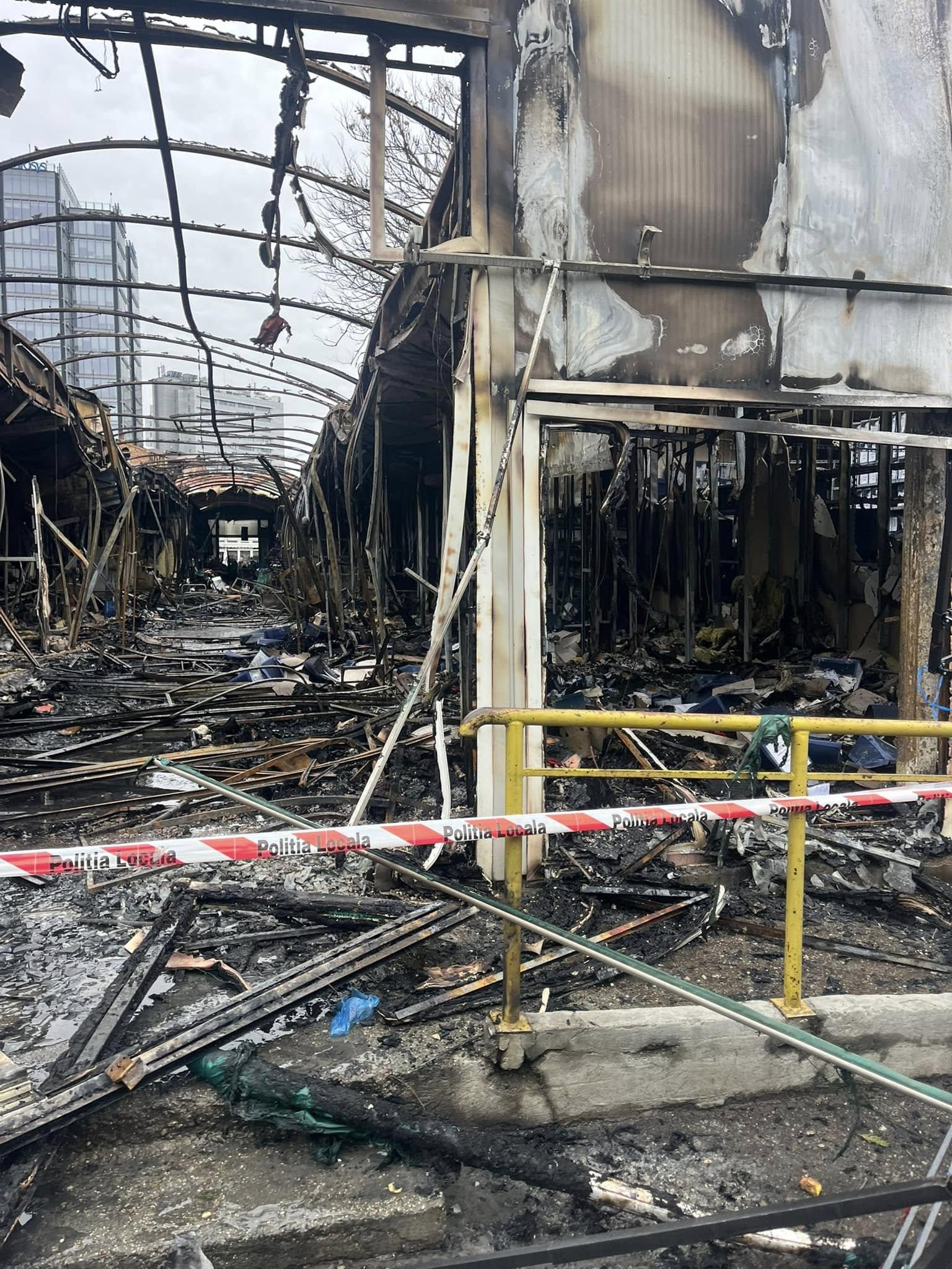 Cum arată Piaţa Matache după incendiul cumplit. Bazarul cu haine a ars din temelii, 16 comercianţi au rămas fără spaţii şi marfă