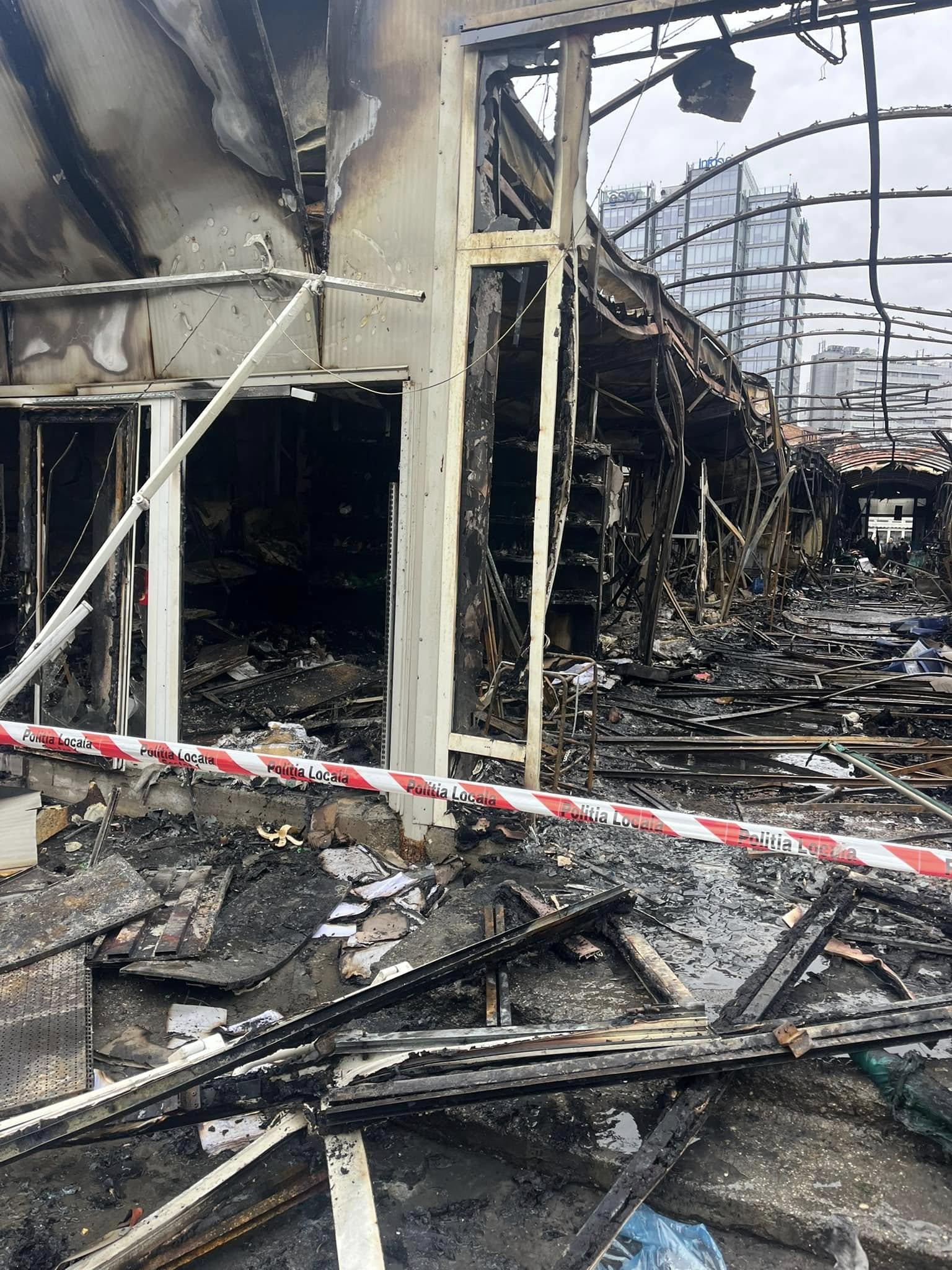 Cum arată Piaţa Matache după incendiul cumplit. Bazarul cu haine a ars din temelii, 16 comercianţi au rămas fără spaţii şi marfă