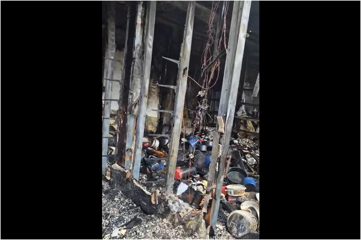 Cum arată Piaţa Matache după incendiul cumplit. Bazarul cu haine a ars din temelii, 16 comercianţi au rămas fără spaţii şi marfă