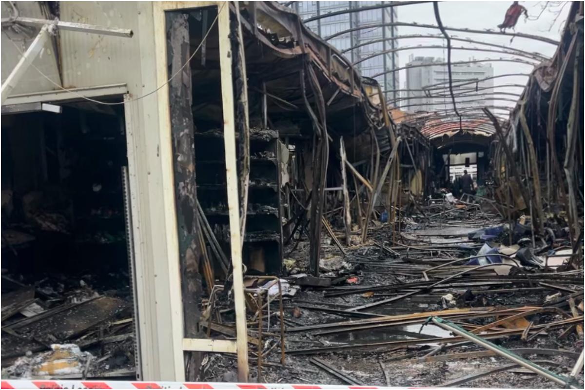 Cum arată Piaţa Matache după incendiul cumplit. Bazarul cu haine a ars din temelii, 16 comercianţi au rămas fără spaţii şi marfă