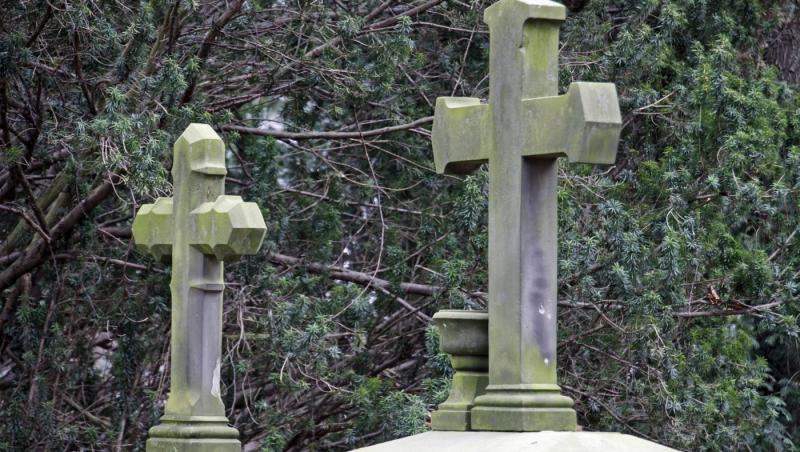 Un bărbat de 69 de ani din Constanţa a murit în cimitir, în drum spre casă