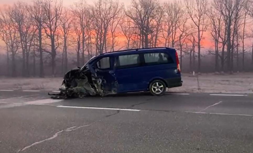 Tânăr mort la volanul unui BMW, pe un drum din Gorj. Maşina a fost izbită frontal la Câlnic, pe contrasens, de o dubă