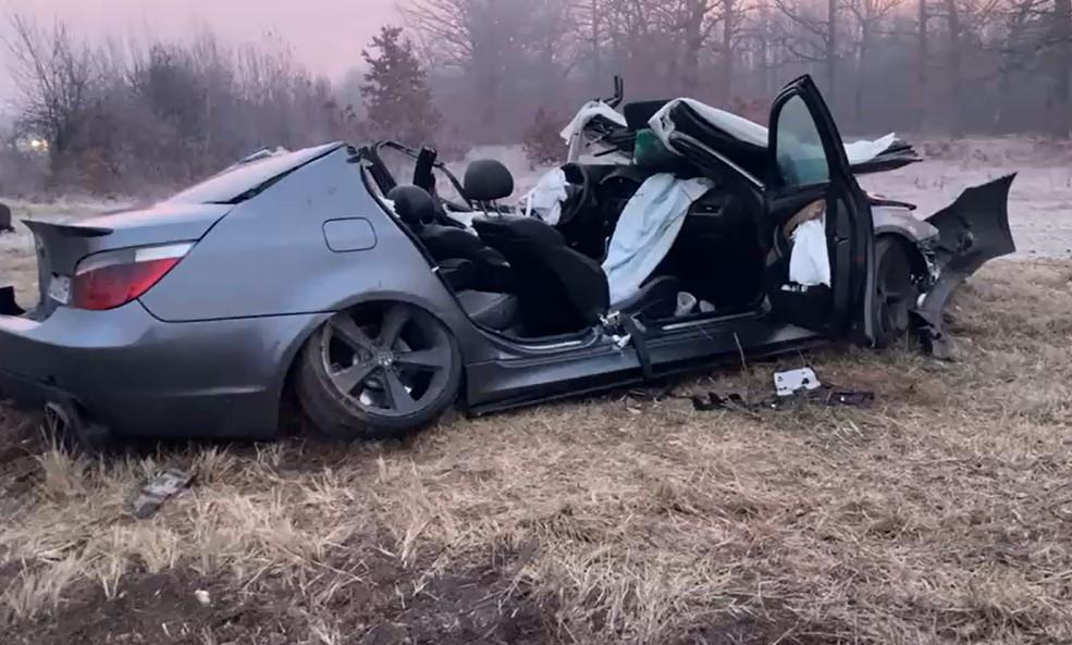 Tânăr mort la volanul unui BMW, pe un drum din Gorj. Maşina a fost izbită frontal la Câlnic, pe contrasens, de o dubă