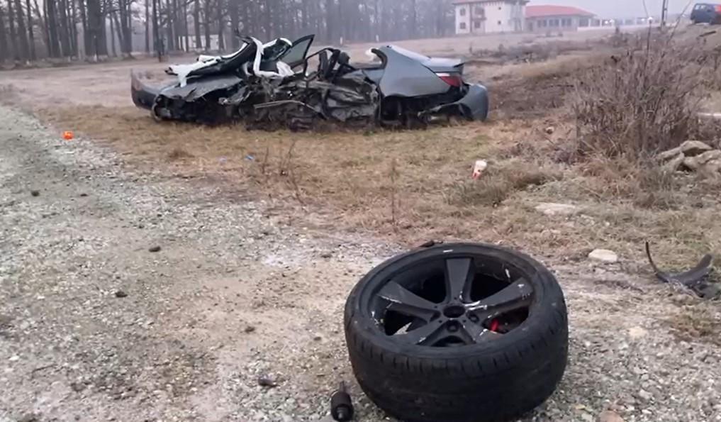 Tânăr mort la volanul unui BMW, pe un drum din Gorj. Maşina a fost izbită frontal la Câlnic, pe contrasens, de o dubă