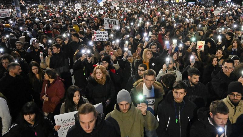 Protest cu zeci de mii de oameni în Belgrad. Sârbii au ieşit în stradă după ce 15 oameni au murit în Novi Sad: tavanul gării a căzut peste ei