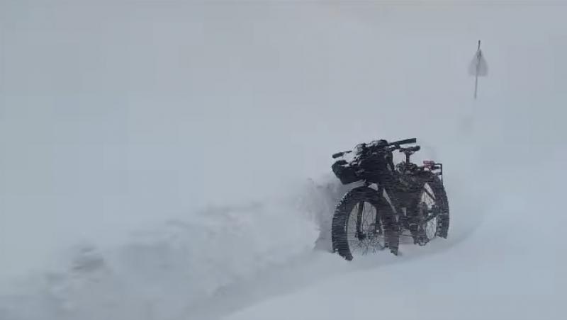 Un turist a urcat pe munte cu bicicleta, în zona Blana lovită de un viscol puternic. Reacţia Salvamont Sinaia