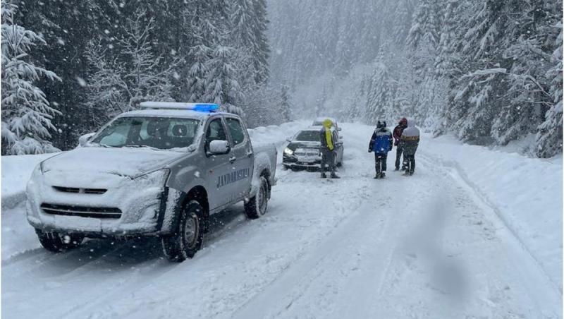 Patru maşini au rămas împotmolite în zăpadă pe drumul dintre Voineasa şi Transalpina. În vehicule se aflau şi 4 copii