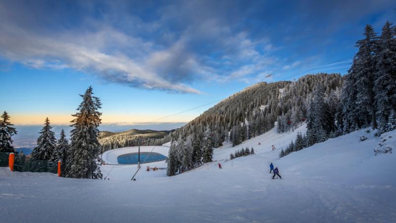 Turiştii care petrec ziua de Crăciun la Sinaia nu au putut schia. La Cota 2000, rafalele au depăşit 100 km/oră