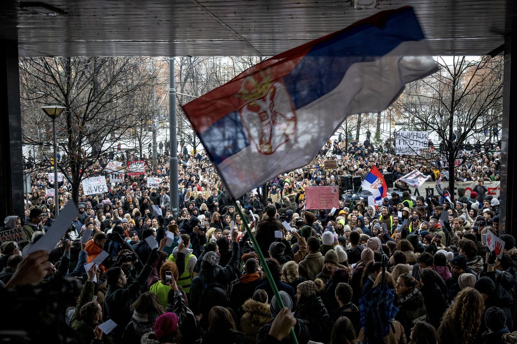 Sute de studenţi au protestat pe străzile din Belgrad, după tragedia de la gara din Novi Sad.