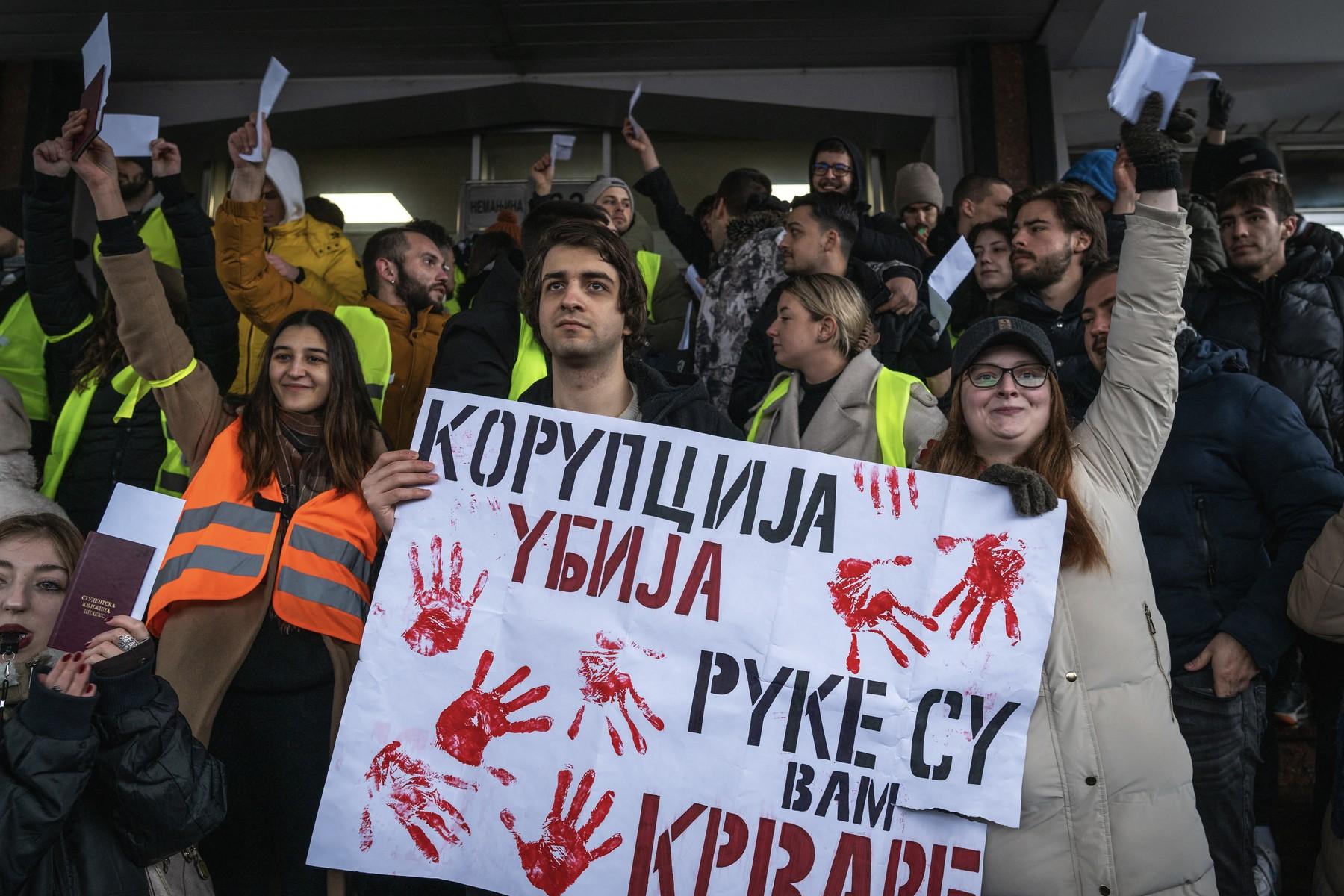 Sute de studenţi au protestat pe străzile din Belgrad, după tragedia de la gara din Novi Sad.