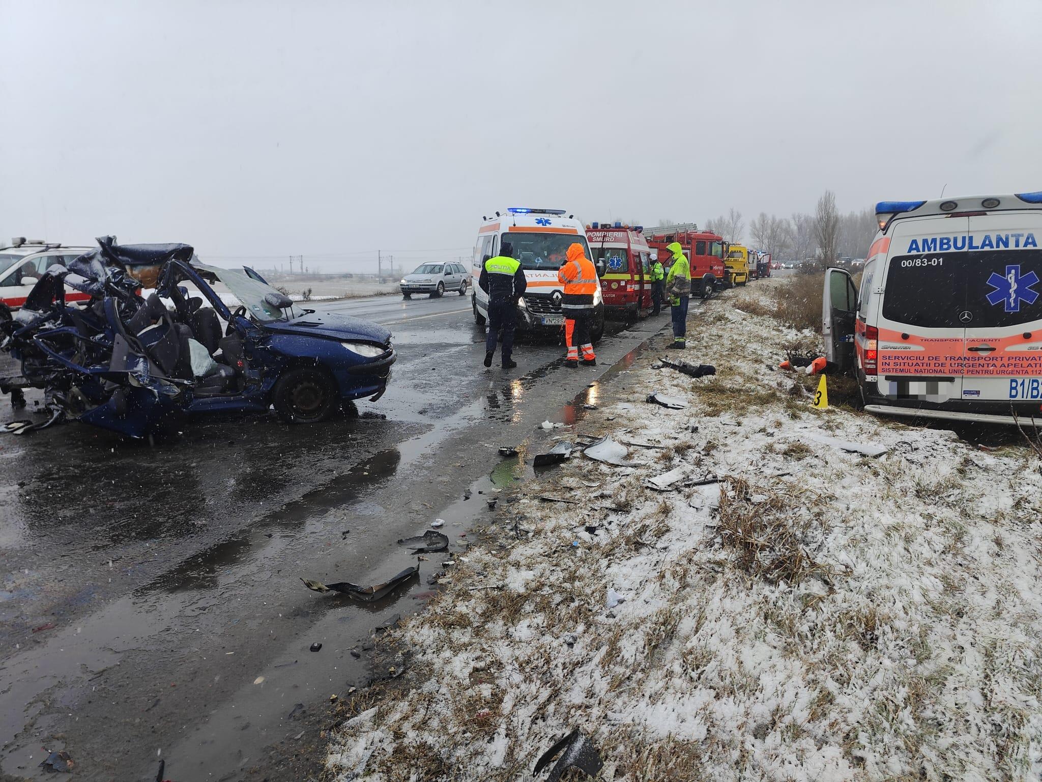 Drumul Morţii E85 a mai luat o viaţă, în a treia zi de Crăciun. Un Peugeot s-a făcut praf pe un drum din Vrancea, după ce s-a izbit de o ambulanţă privată pe contrasens